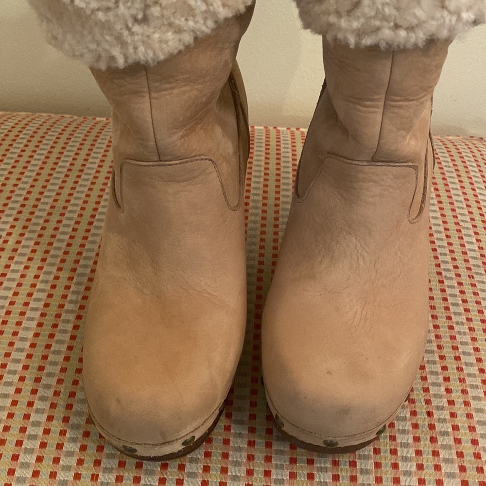 UGG  Tan Suede Heeled Booties With Sherpa Lining Women’s Size 6 - Picture 5 of 11